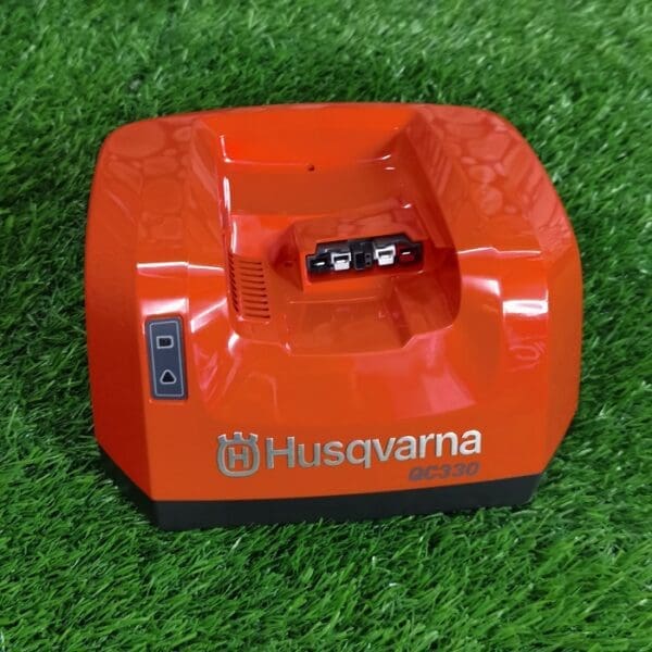 Husqvarna punjač QC330 220V - Slika 3