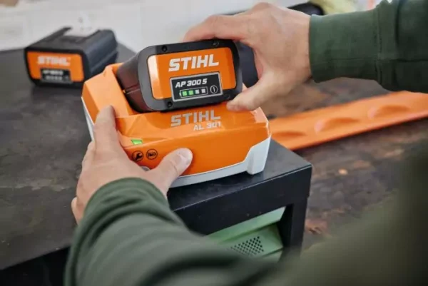 STIHL brzi punjač AL 301 - Slika 3